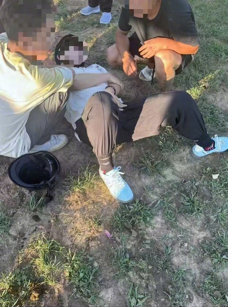 盛先生被馬匹踢傷倒地。 盛先生被馬匹踢傷倒地。