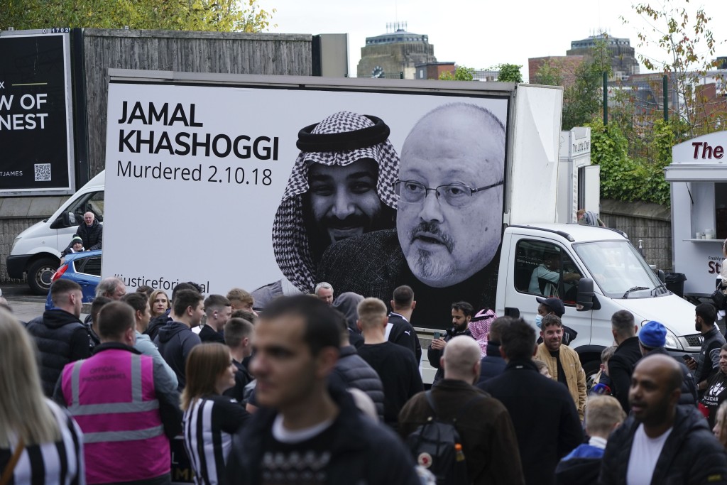 有人在貨車車身貼上記者卡舒吉被殺案的海報，抗議沙特的人權問題。AP