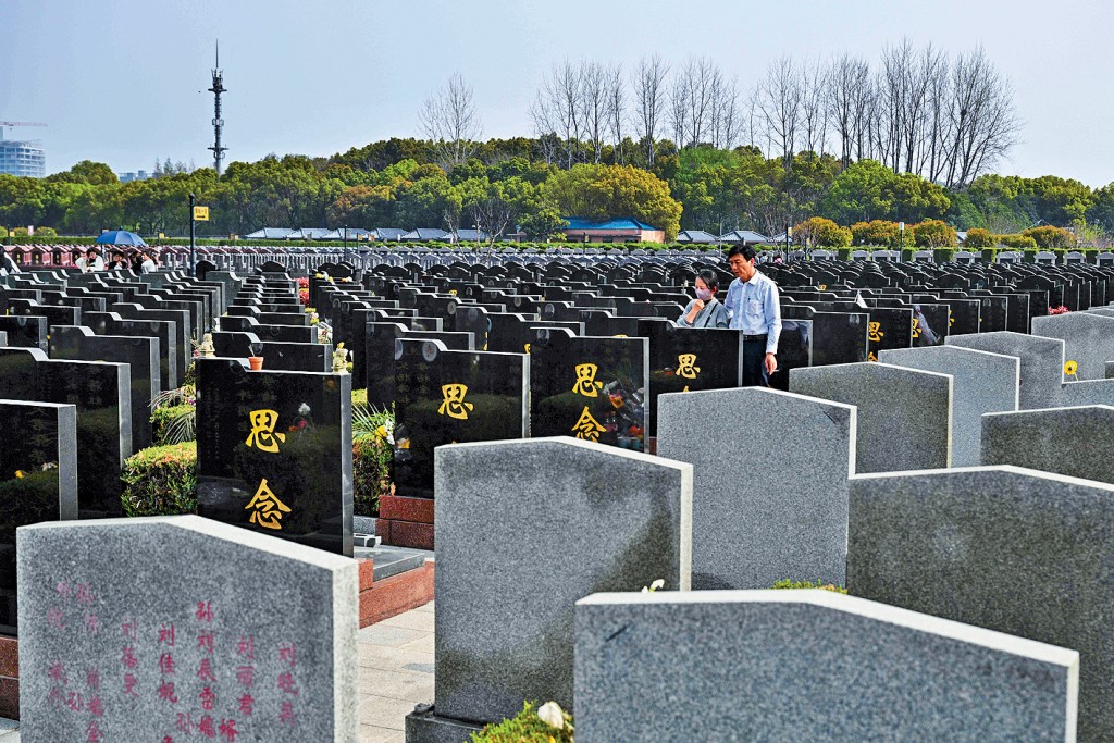 清明節來臨，民眾到上海一處墓園祭掃。