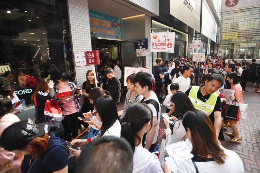 大批旅客、市民入場掃貨。