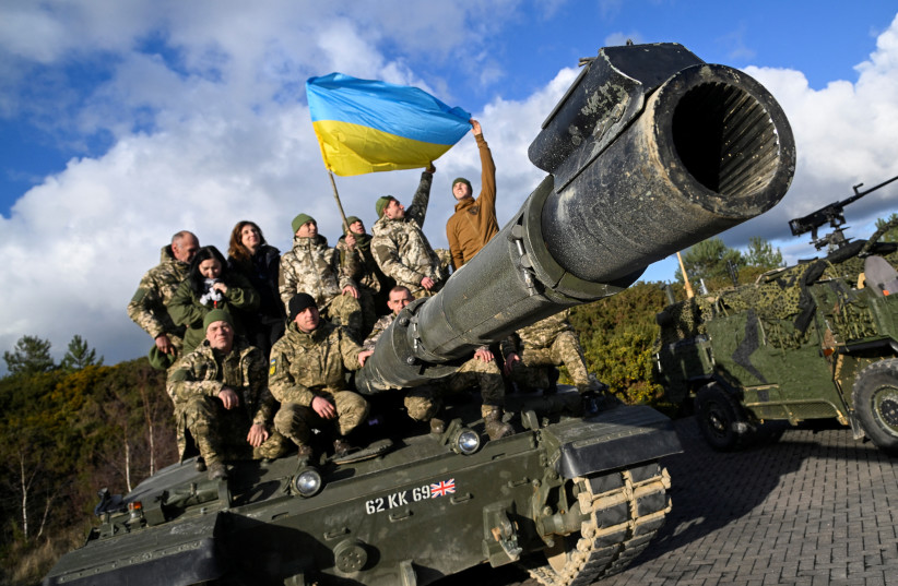 今年2月，在英国西南部的博文顿营地有受训的乌克兰人员在挑战者2坦克顶部举着旗帜合影。路透社