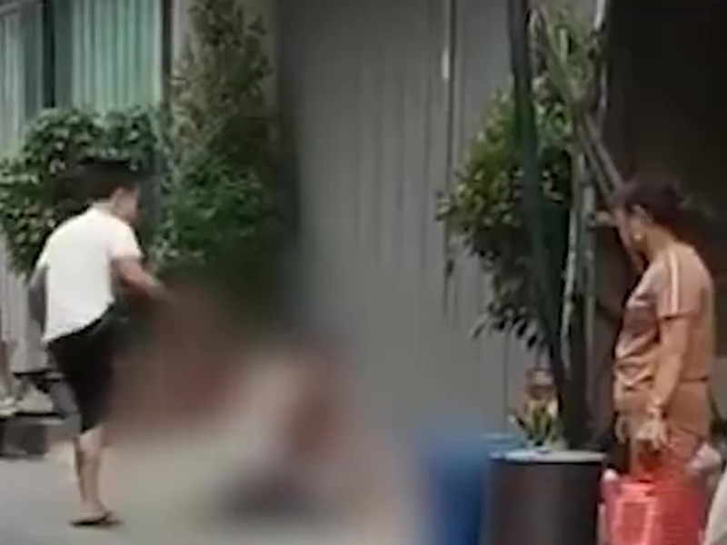 現場有很多目擊途人，惟沒有人勸阻或呼救。（網圖）