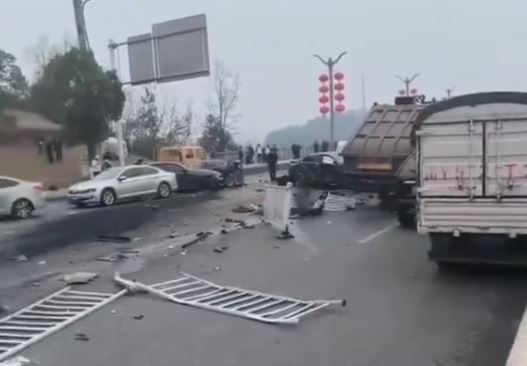 車禍現場慘烈，多輛車損毀嚴重。微博