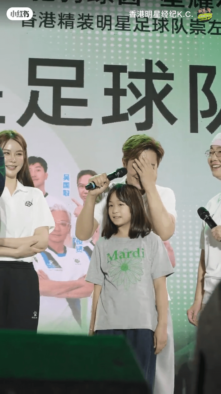 台上台下勁大迴響,陳浩民十分尷尬。 台上台下勁大迴響,陳浩民十分尷尬。