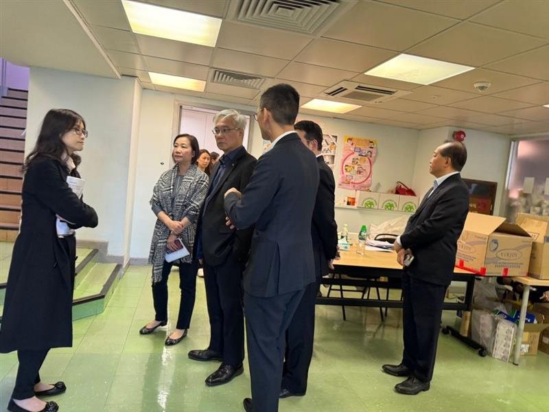 房協主席凌嘉勤、行政總裁陳欽勉同管理層到「策誠軒」視察準備工作。 房協主席凌嘉勤、行政總裁陳欽勉同管理層到「策誠軒」視察準備工作。