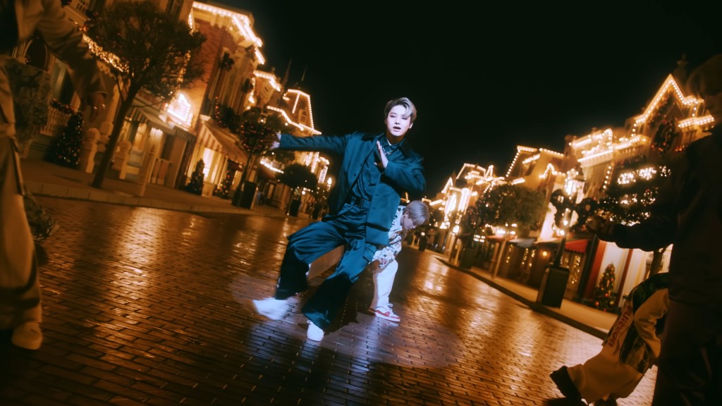 XODIAC在迪士尼樂園大跳勁舞。