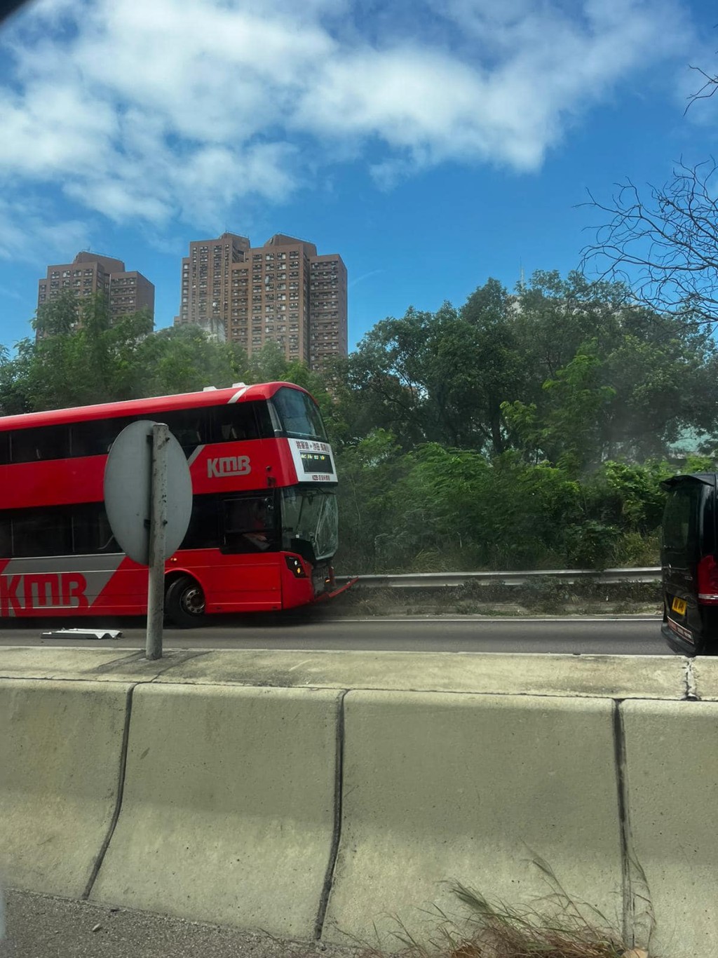 九巴挡风玻璃爆裂。网上图片