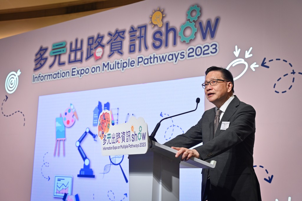 自資專上教育委員會主席張炳良在「多元出路資訊SHOW 2023」開幕典禮致辭。