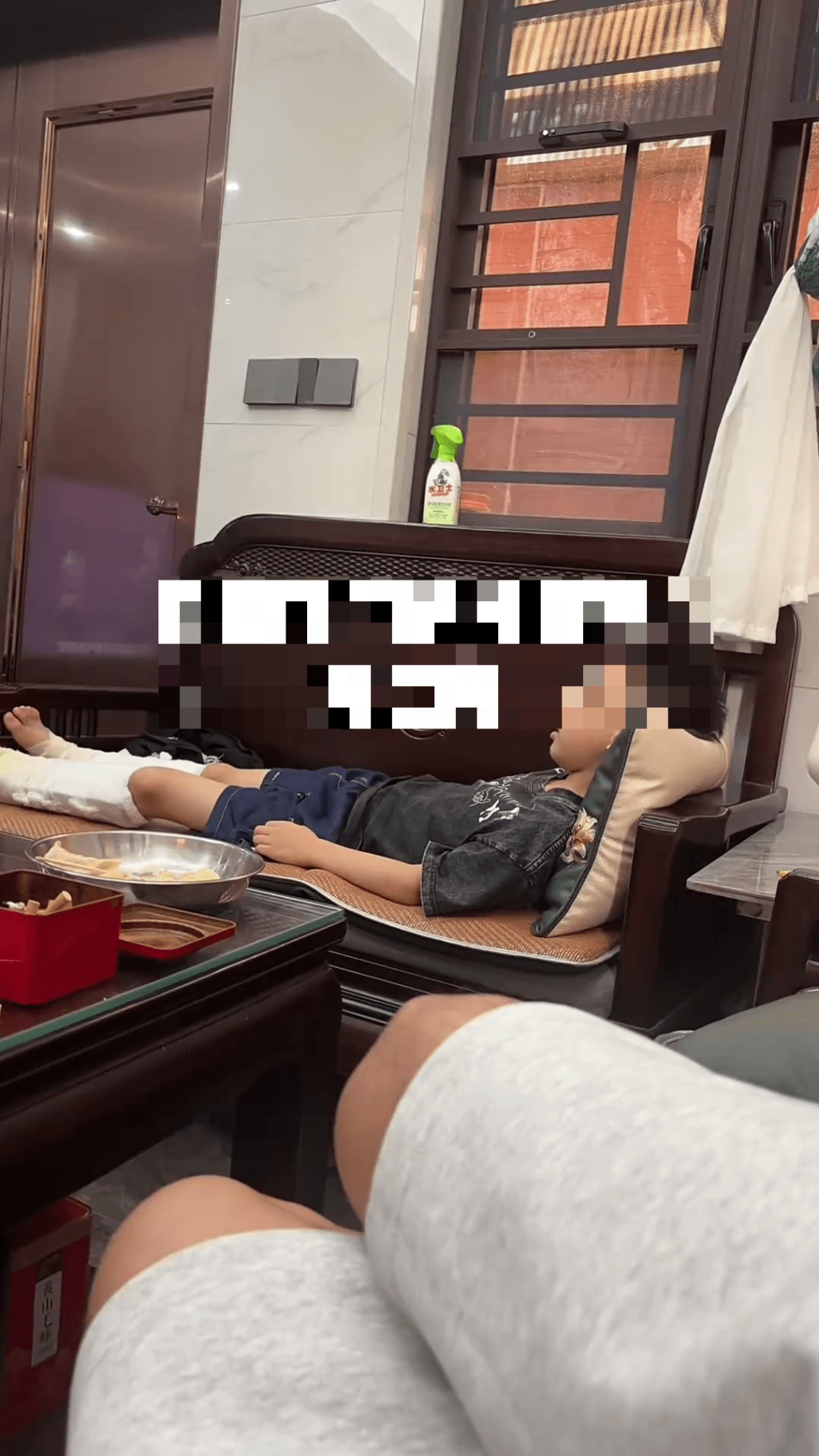 男童躺在椅上休息仍在观看《超人迪加》。