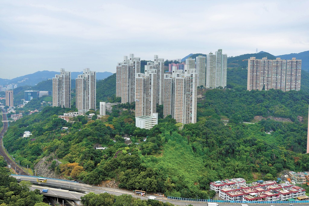 穗禾苑建于沙田西北部山坡上，环境极佳，可俯瞰整个沙田市中心。