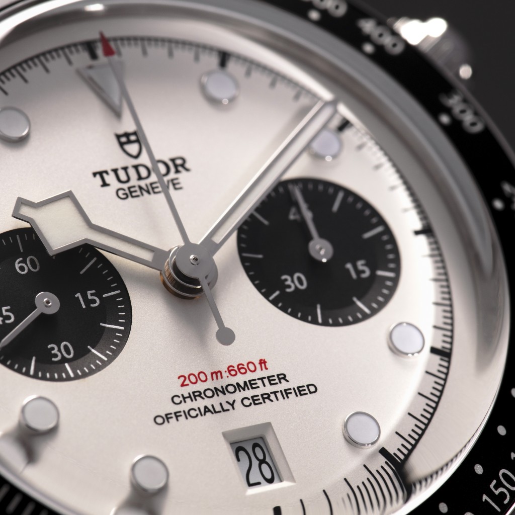 Tudor Black Bay Chrono以黑色测速计表圈配白色表盘和黑色计时小盘，层次丰富。