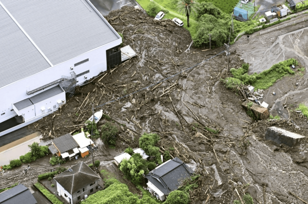 日本多地有大暴雨，引發洪水災害。