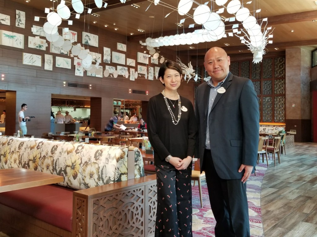 香港迪士尼樂園度假區餐飲品經理趙幗思(左)及總監黃慶龍(右)。