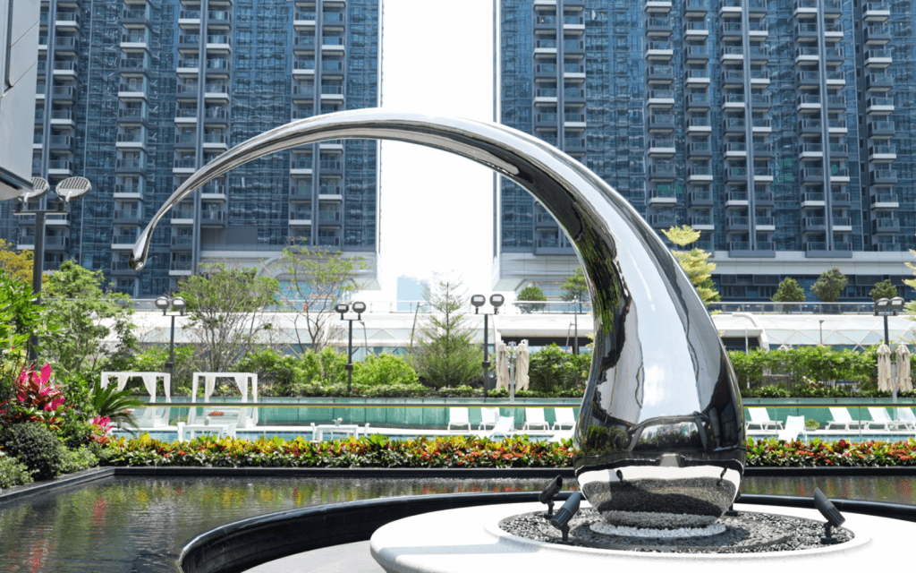 Simon介紹「水之靈」裝置時,指出水很有靈性,具備平衡之美。 Simon介紹「水之靈」裝置時,指出水很有靈性,具備平衡之美。