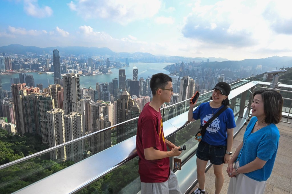 文體旅局的旅遊事務專員今日(30日)親身前往多個景點視察,確保各個環節均已預備就緒迎接旅客。文體旅局fb 文體旅局的旅遊事務專員今日(30日)親身前往多個景點視察,確保各個環節均已預備就緒迎接旅客。文體旅局fb