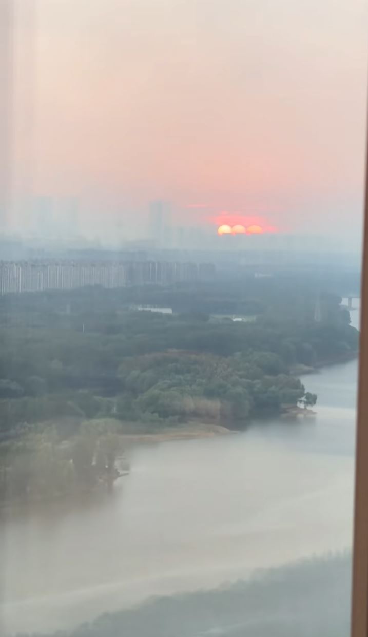沈阳有民众在家中拍摄到天空有三个太阳。