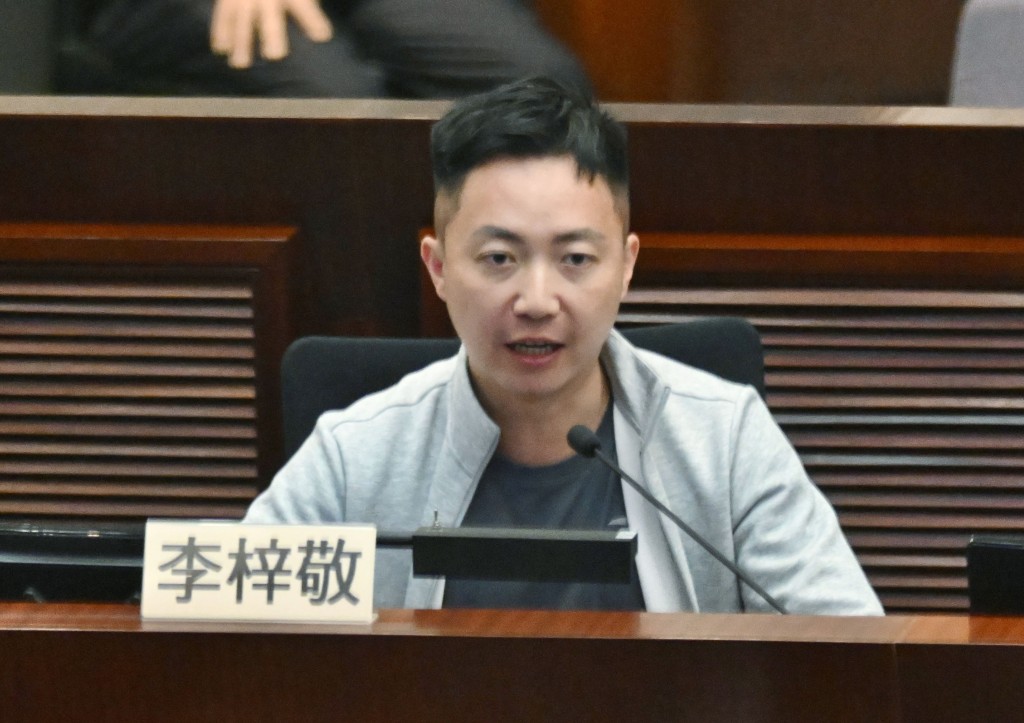 李梓敬認為入境事務大樓本身已是政府辦公室，質疑為何仍要用280萬進行「豪裝」。
