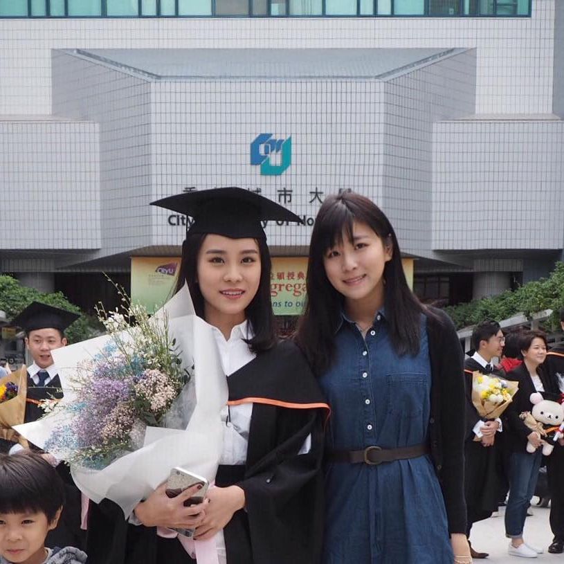 丘靜雯（左）大學畢業時妹妹都有到賀。