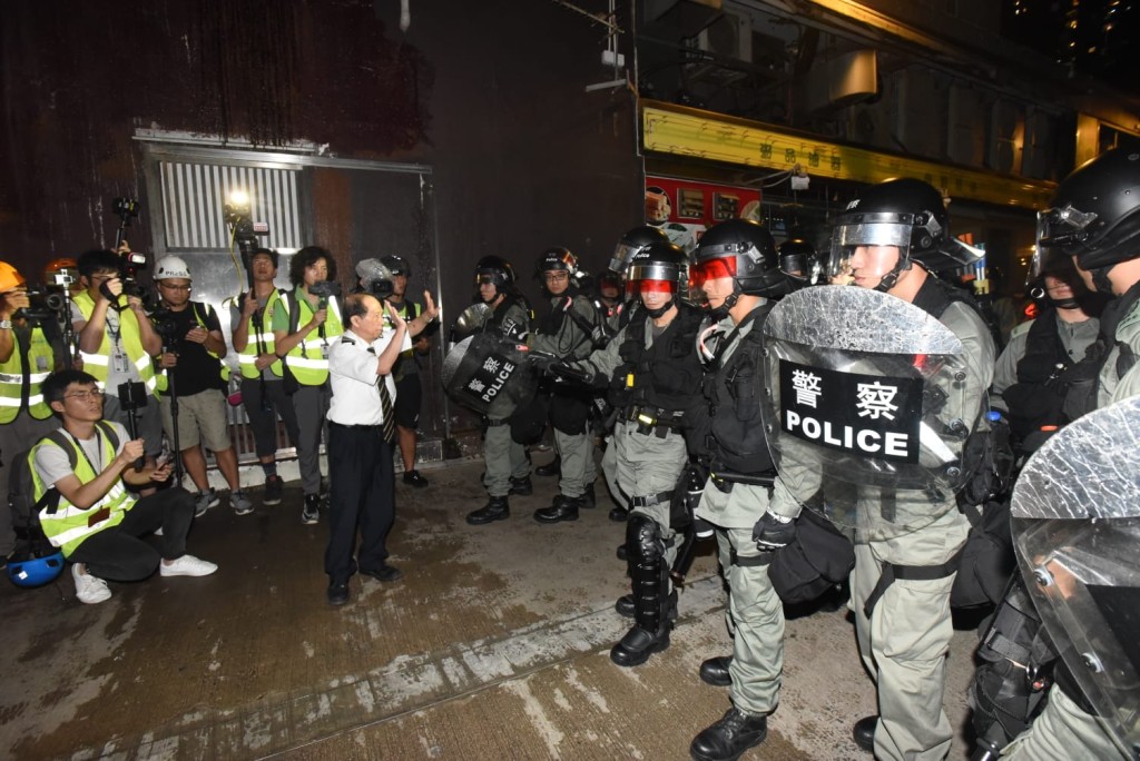 安寧花園有近百人聚集,阻撓警員進入私人屋苑。