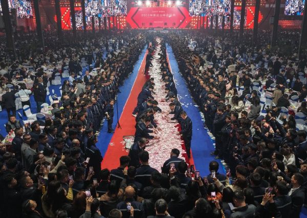 崔培军连续两年发放逾千万年终奖金。微博
