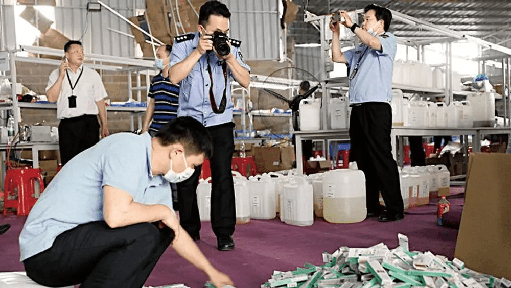 公安部嚴厲打擊製售假冒涉疫藥品及用品。