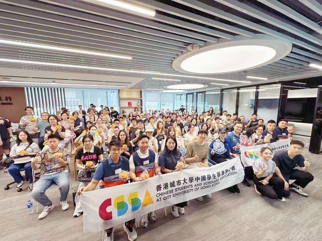 香港城市大學中國學生學者聯合會(香港內地學生聯合總會分會)邀請西九龍總區人員到深圳,與內地學生和家長們在開學前行會分享防騙訊息。警方提供 香港城市大學中國學生學者聯合會(香港內地學生聯合總會分會)邀請西九龍總區人員到深圳,與內地學生和家長們在開學前行會分享防騙訊息。警方提供