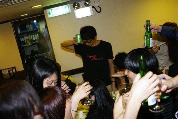 坤哥自嘲當年仲未識飲酒，手上拎緊的是忌廉，好細個！