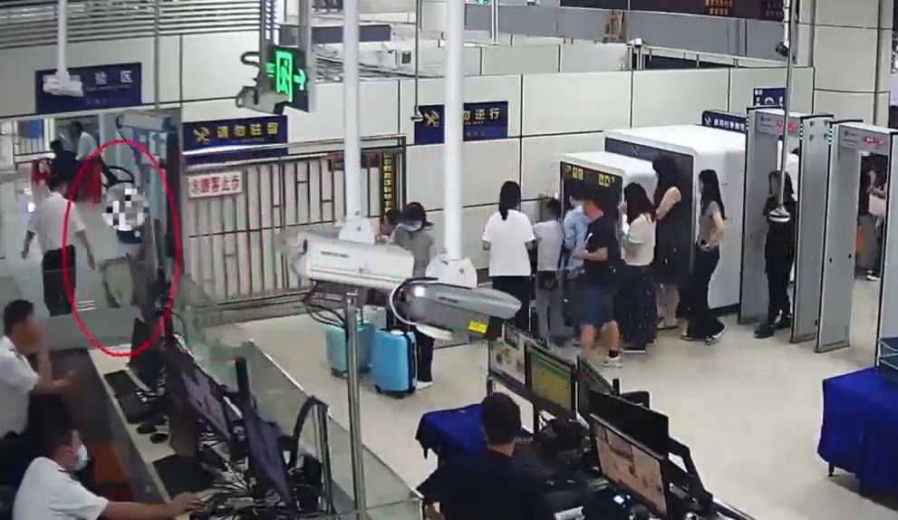 涉案男子被關員截查。海關發布