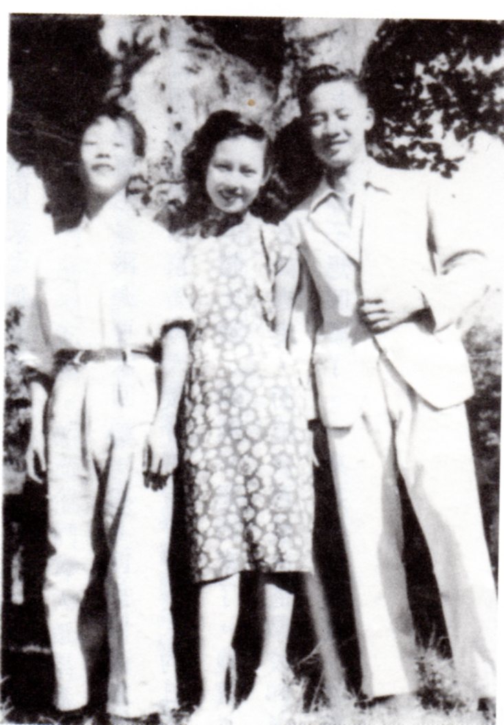 1947年顾嘉辉与姐姐顾嘉弥(顾媚，中)的照片。当时两人同在「鸣崧纪念中学」学习。