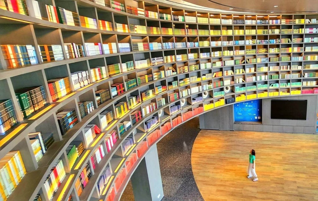 龙华书城内的大书墙设计最能冲击眼球。图片授权Helen Li