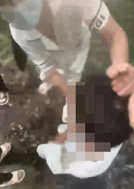 江西6學生圍毆1同學。 江西6學生圍毆1同學。