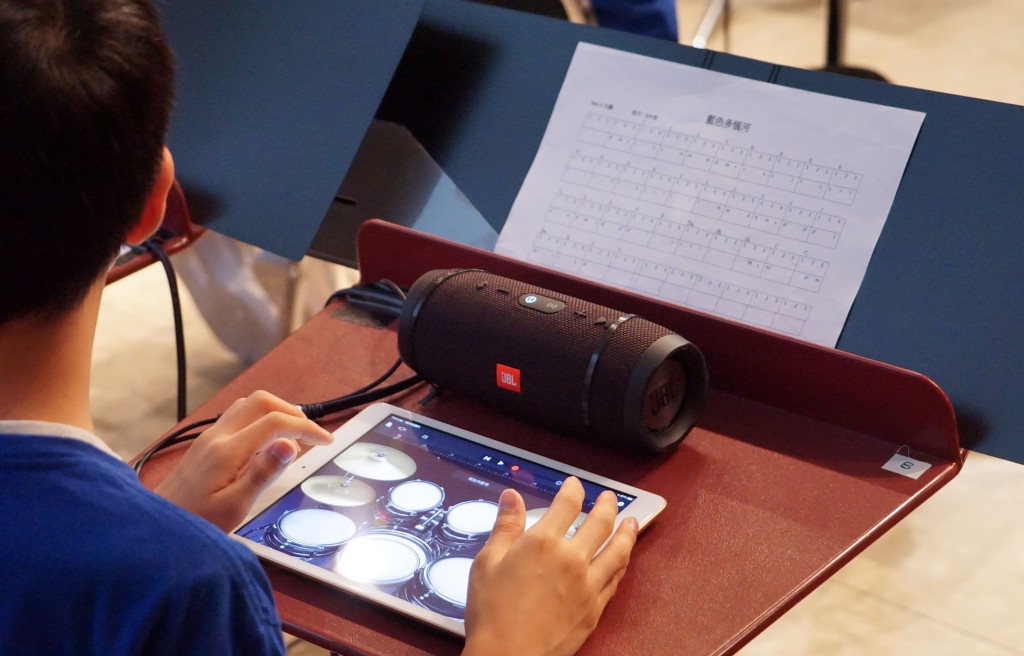 ●《GarageBand》App提供世界各地的乐器供学生尝试，不限于某一种乐器。