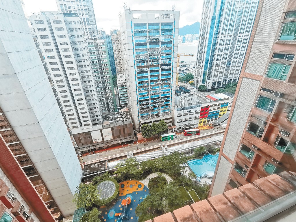 單位可觀望屋苑內園景及鄰近樓景。