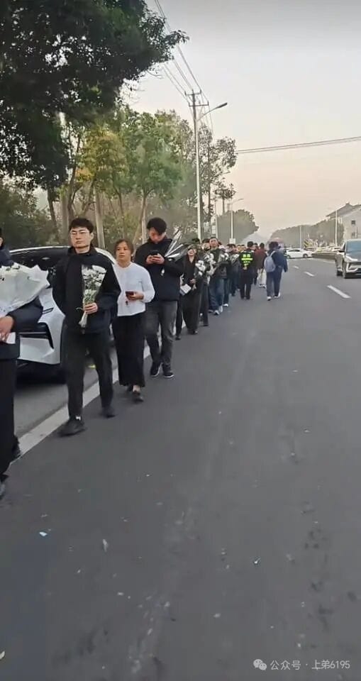 张雪峰苏州出殡，民众排长队送别。