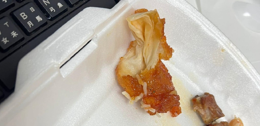 網民進食飯盒在一塊咕嚕肉中驚見「炸廁紙」。「香港兩餸飯關注組」圖片