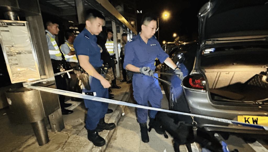 警員召喚警犬到場協助搜查。蔡楚輝攝 警員召喚警犬到場協助搜查。蔡楚輝攝