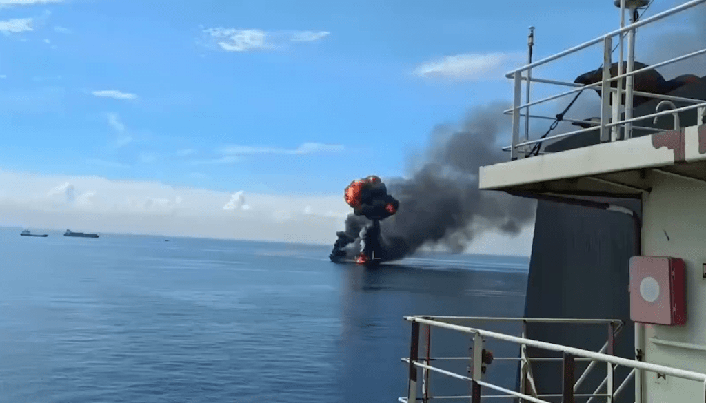 深圳籍油轮「圣油229」轮22日下午2时30分许，在广西北部湾海域起火。