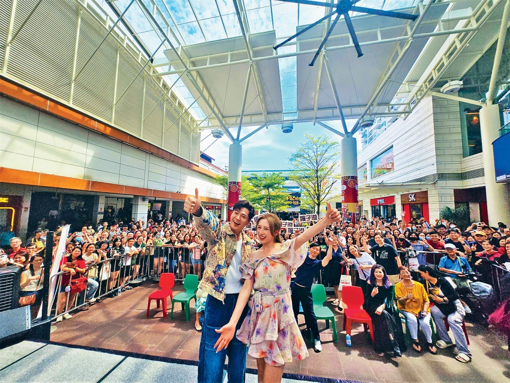 龔嘉欣、羅子溢在新加坡都有好多粉絲。