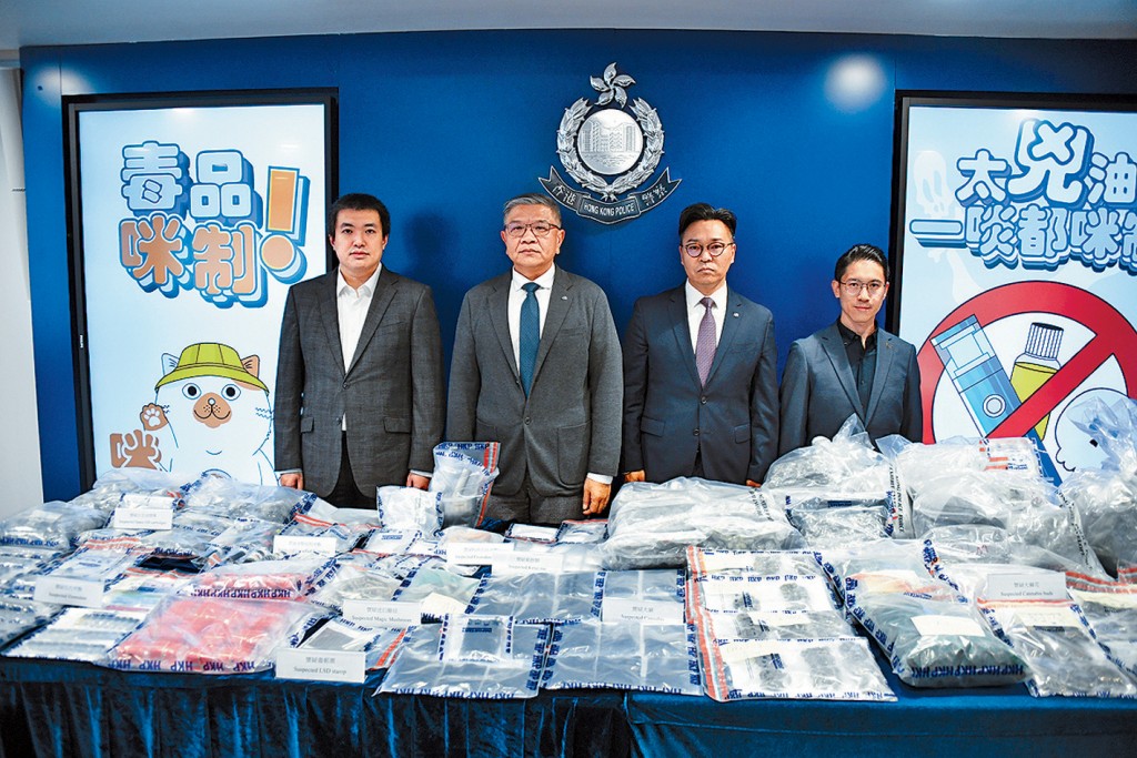 左起：香港中毒控制中心毒理學參考化驗室顧問醫生張耀君、毒品調查科高級警司陳江明、警司譚威信及註冊社工梁兆騏會見傳媒。