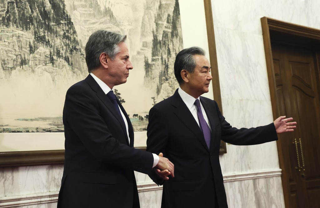 王毅与来访的美国国务卿布林肯握手。AP
