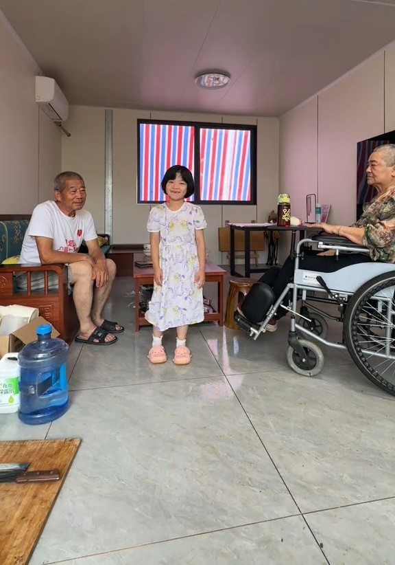 王維平每天悉心照顧6歲女兒天賜。抖音@67歲生寶寶