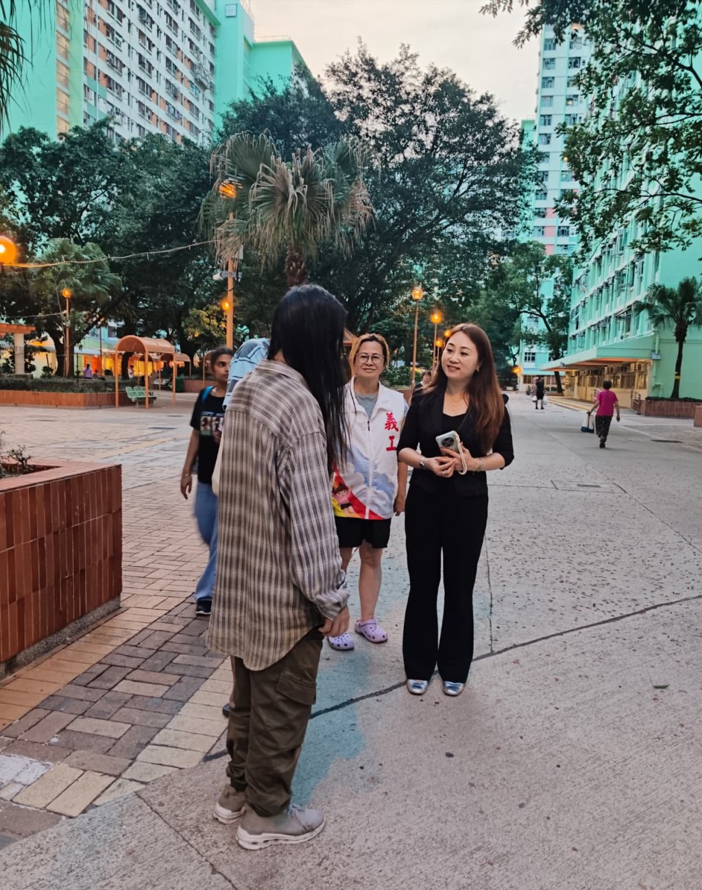 詹寶瑜曾接觸該長髮男子,但對方沒有反應。(受訪者提供) 詹寶瑜曾接觸該長髮男子,但對方沒有反應。(受訪者提供)