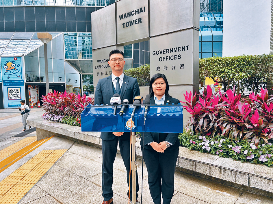 商業罪案調查科訛騙案調查組高級督察文志輝（左）及財富情報及調查科高級督察申文燕，講述法庭判決結果。