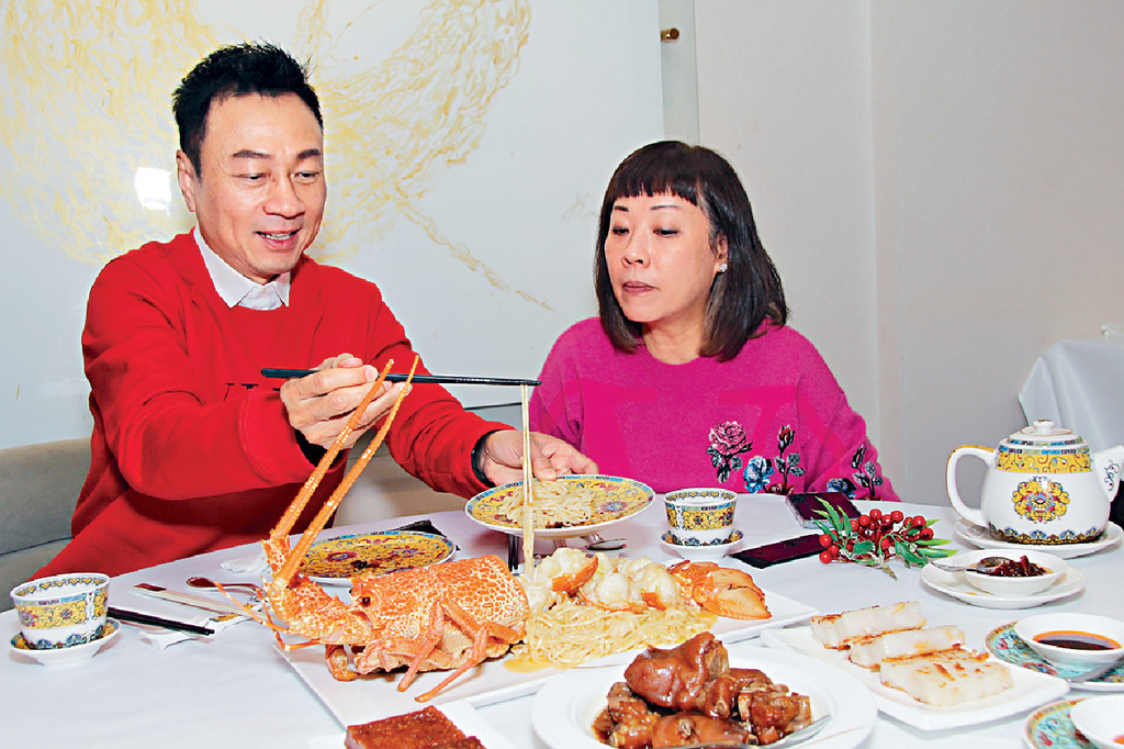 恩愛如昔
■祥仔同老婆梁耀蓮結婚24年依然好恩愛，先夾餸畀老婆，才輪到自己食。