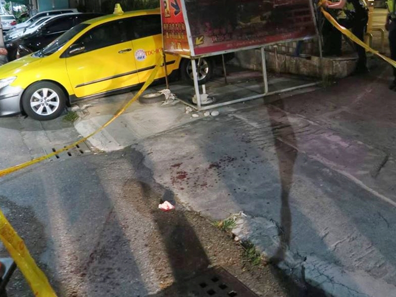 現場地上留有血跡。網圖