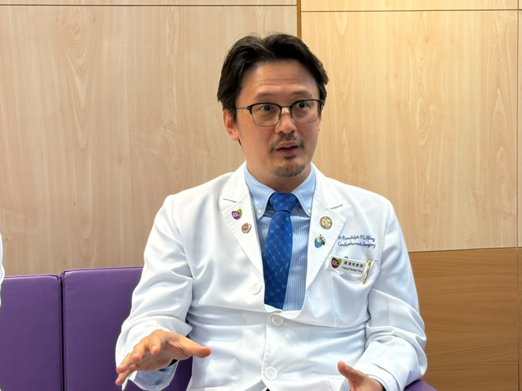 黃鴻亮說，聘用人手時，自己會優先選擇本地人，同時亦會積極物色海外專業人才。