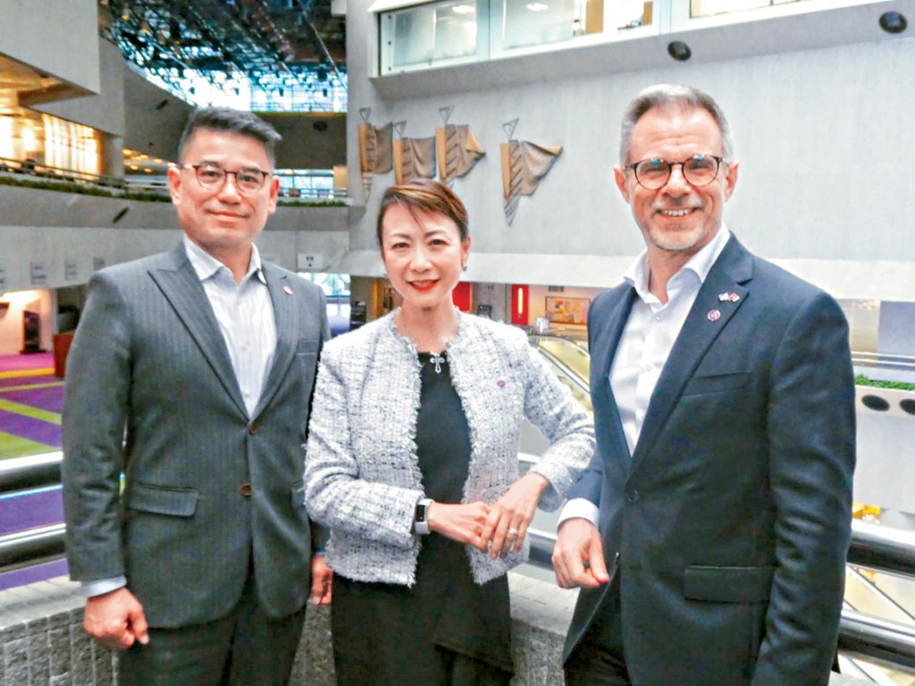 陳頌瑛（中）表示，正為演藝學院覓地拓展，並透露在港島區已有多幅屬意選址，以靠近灣仔本部為主要考慮。 旁為李仲華（左）及文國瑞。