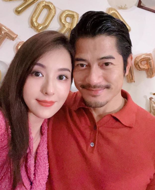 兩人還頭貼頭合照。