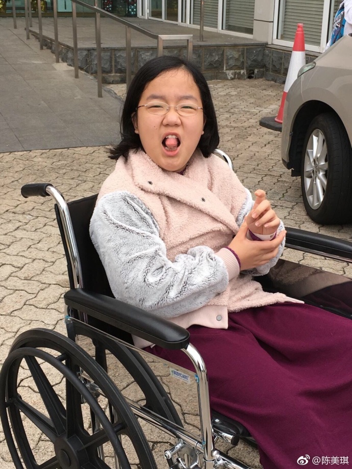 陳美琪一直不離不棄照顧養女祈天露，並不時陪對方進出醫院治療。經歷過兩次手術後，祈天露的腳內翻及長短腳問題終得以改善。
