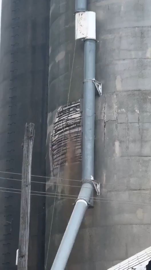 美国失去中国市场后，大豆滞销逼爆谷仓。X@Watseka Fire Department